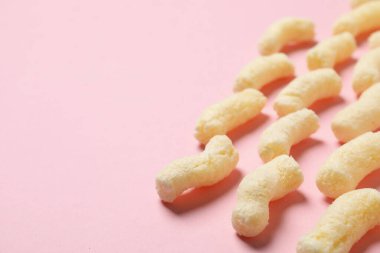 Mısır çubukları, lezzetli atıştırmalık konsepti.