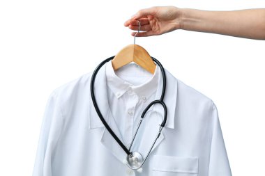 Bir el, doktorların ceketini ve steteskopunu asar. Doktorların gününde doktorları onurlandırmak için. Beyazlara izole edilmiş, PNG.