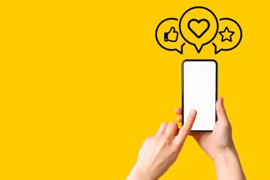Sevdiklerini ve kalplerini gösteren etkileşim simgeleriyle akıllı bir telefon tutmak
