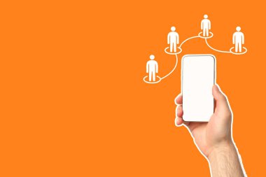 Dijital iletişimi temsil eden akıllı bir telefon.
