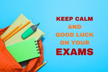 Sınav için hazır mısınız, parlak mavi arka plan notlar ve kırtasiye gibi temel çalışma materyallerini sergiliyor, odaklanmış sınav hazırlık titreşimini teşvik ediyor