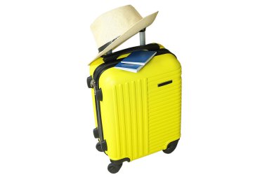 Hasır şapkalı bir bavul, yaz maceralarına hazır, beyaz tenli.