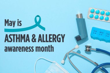 Astım ve alerji farkındalık ayı açık mavi arka planda tıbbi malzemelerle vurgulanır