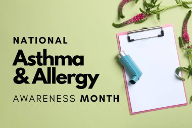 Astım ve Alerji Farkındalık Ayı boş bir kağıt, astım spreyi ve yeşillik, astım ve alerji için farkındalık gösteren bir pano.