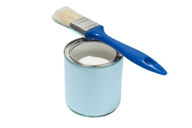 Beyaz boya dolu bir boya kutusu ve üzerinde kullanıma hazır mavi bir fırça..