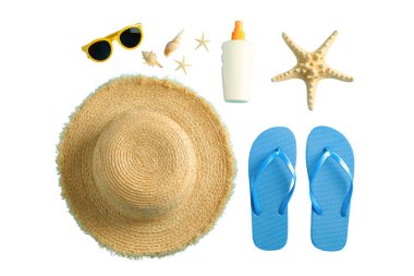 Beyaz tenli güneş şapkası da dahil olmak üzere yaz tatili eşyalarının düzleştirilmesi.