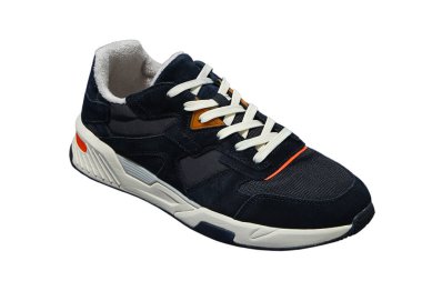 Erkek spor ayakkabıları canlı renkleri parlak tasarımlarla birleştirir, beyaz renkte izole edilmiş.