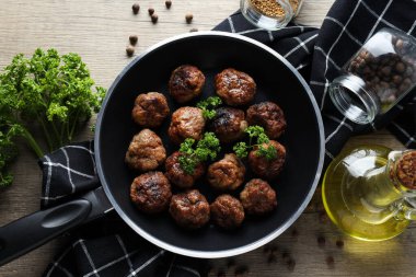 Ahşap arka planda bir tavada köfte.
