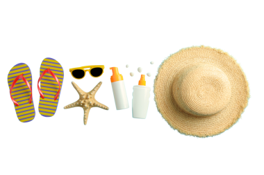Güneş kremi şişeleri, parmak arası terlikler ve yaz eğlencesi için hasır şapka.