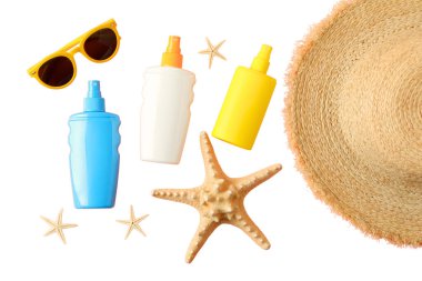 Güneş kremi, güneş gözlüğü ve yaz eğlencesi için hasır şapka.