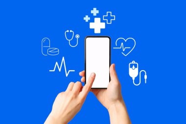 Sağlıkla ilgili grafikleri maviye yansıtan bir akıllı telefonla etkileşim