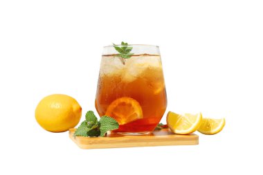 Limon dilimleri ve nane yapraklarıyla servis edilen taze buzlu çay, beyaz üzerine izole edilmiş.