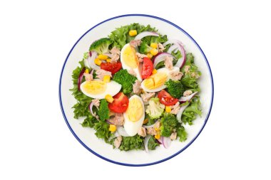 Seramik tabakta ton balıklı PNG salatası, beyaz arka planda izole edilmiş..