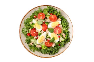 Seramik tabakta ton balıklı PNG salatası, beyaz arka planda izole edilmiş..