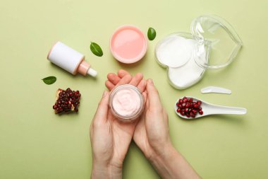 Kişisel bakım ve cilt ürünleri kavramı - nar kozmetiği