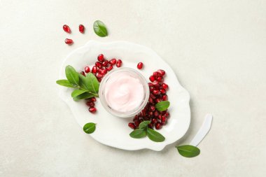 Kişisel bakım ve cilt ürünleri kavramı - nar kozmetiği