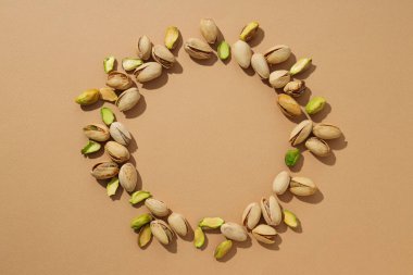 Tabakta fıstık, bej bir arka planda..