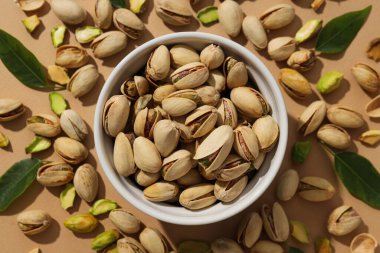 Tabakta fıstık, bej bir arka planda..