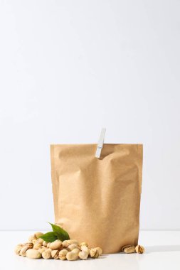 El sanatları çantasındaki fıstıklar, hafif arka planda..