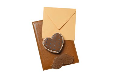 Kalp kurabiyesi, zarf, defter.