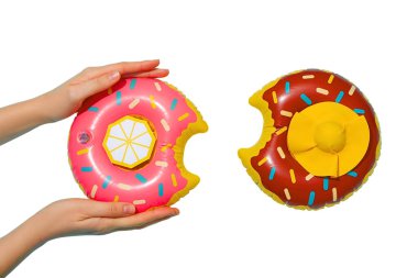 Ellerinde canlı donut havuzu var. Yaz eğlencesi için mükemmel, beyaz arka planda izole edilmiş.