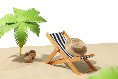 Güverte sandalyesi, palmiye ağacı ve beyaz arka planda izole edilmiş hasır şapkadan oluşan bir plaj sahnesi.