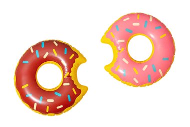 Beyaz arka planda izole edilmiş renkli donut şekilli havuz yüzgeçleriyle yaz eğlencesi