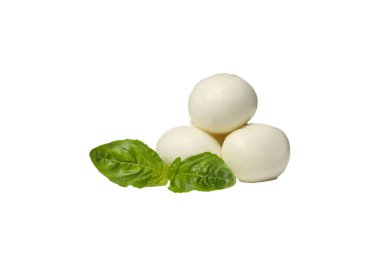 PNG, mozzarella peyniri ve fesleğen topları, beyaz arka planda izole edilmiş.