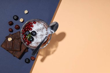 Şeftali arkaplanda yaban mersini ve nar ile çikolatalı mus..