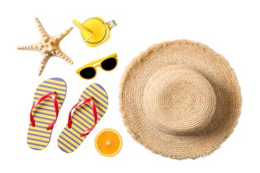 Güneş gözlüğü, parmak arası terlik ve şapkayla bembeyaz kumsala kurulmuş.