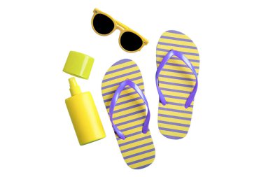 Yaz seyahatinde parlak parmak arası terlik ve güneş kremi gerekir.