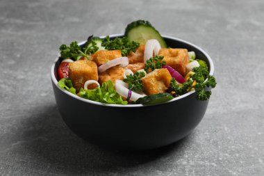 Kızarmış tofu salatası yakın plan çekimde.