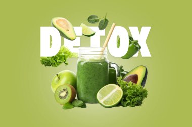 Detoks besin, yeşil smoothie, malzemeler ve yeşil arkaplan üzerindeki 