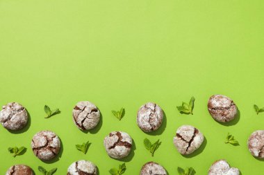 Yeşil arka planda naneli gıcırdayan kurabiyeler.