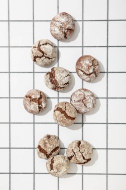 Hafif arka planda iştah açıcı Grinkle kurabiyeleri.