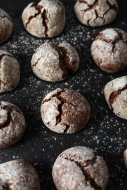 Siyah, taş bir tahtanın üzerinde lezzetli öğütülmüş kurabiyeler.