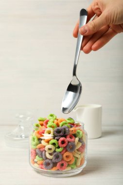 Kavanozdaki renkli mısır gevrekleri hafif arka planda