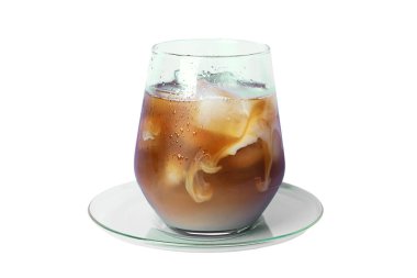 Beyazların üzerinde izole edilmiş bir bardakta servis edilen dondurmalı ve dondurmalı içecek.