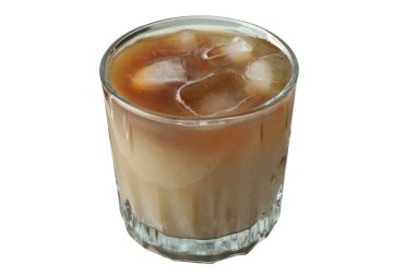 Taze buzlu kahvenin tadını çıkarın. Beyaz buz küpleriyle izole edilmiş.