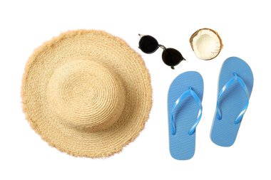 Plaj için paketlenmiş: şapka, güneş gözlüğü ve parmak arası terlik, beyaz üzerine izole edilmiş.