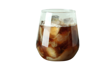 Buzlu, buzlu, berrak bir bardakta görülebilen, beyaz renkte izole edilmiş kahve içeceği.