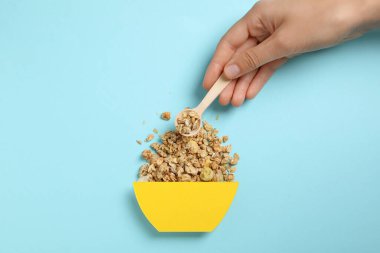 Müsli, masanın üstünde dekoratif bir kağıt kasede.