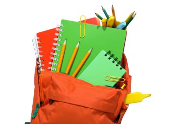 Renkli not defterleri ve yazı araçlarıyla dolu sırt çantası, beyaz üzerine izole edilmiş