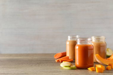 Çocuk sebzesi ve meyve püresi, hafif bir arka planda..