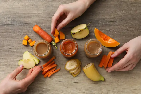 Çocuk sebzesi ve meyve püresi, hafif bir arka planda..