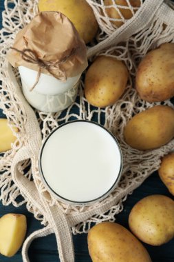 Patates sütü, taze ve sağlıklı içecek konsepti.