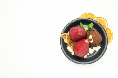 Dondurma ve armutlar tabakta şarap ve portakal dilimleri beyaz arka planda, mesaj için yer