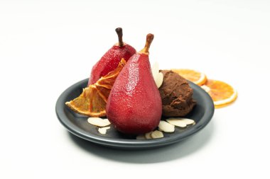 Dondurma ve armutlar tabakta ve portakal dilimleri beyaz arka planda, kapat.