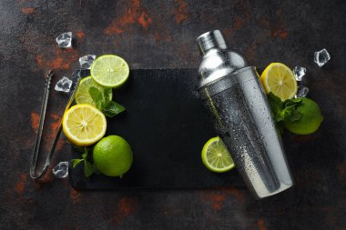 Koyu arkaplanda taze kireç bulunan metal titretici.