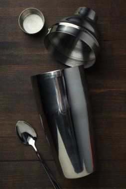 Koyu arkaplanda metalik parlak titreşimci